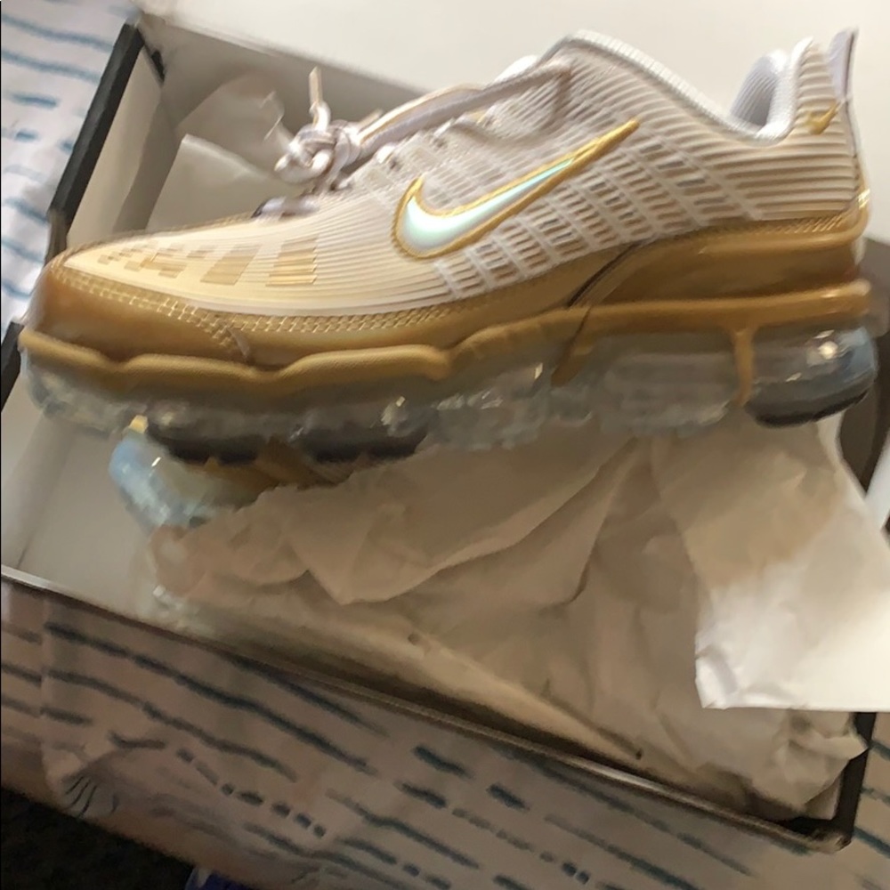 Nike vapormax brand new never worn.   Sz8.5